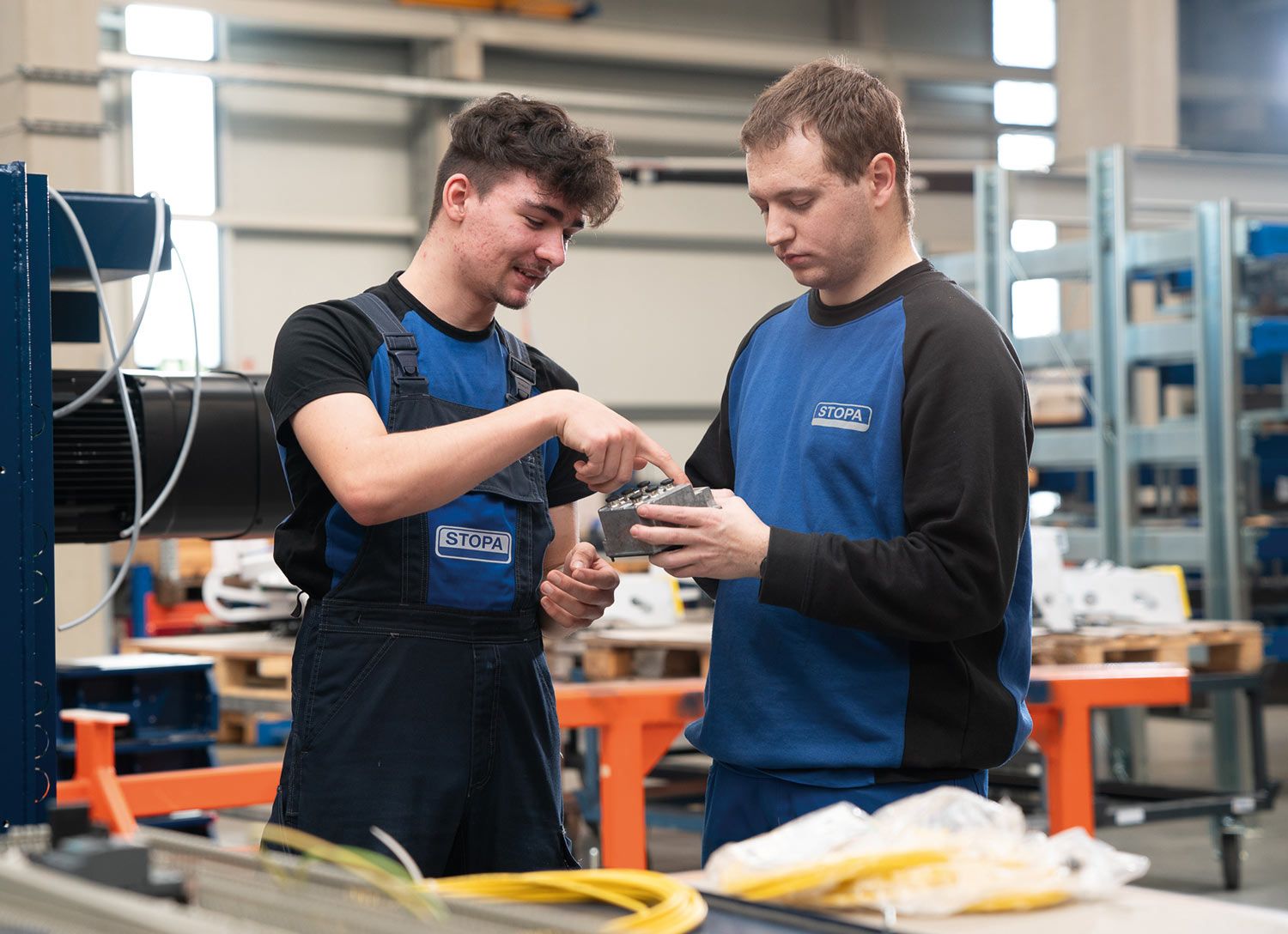 Bild: Mechatroniker bei der Ausbildung