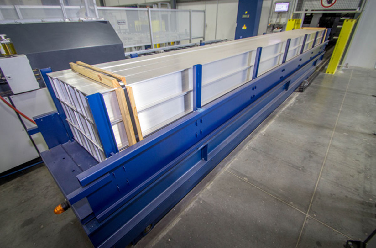 Picture: The cassettes, which are 830 x 600 x 6,626 millimeters (W x H x D) in size and designed for a maximum payload of 1,500 kilograms each, serve as load carriers.