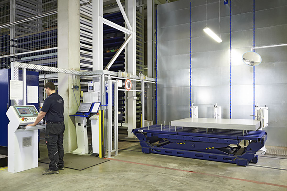 Picture: STOPA COMPACT II, The scissor lift table at the incoming and outgoing goods station is equipped with storage stamps for incoming and outgoing goods and with pluggable stops for a coordinate corner.