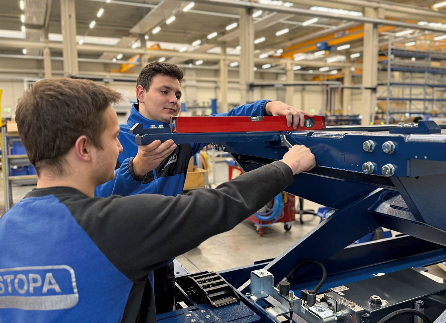Bild: Mechatroniker bei der Ausbildung