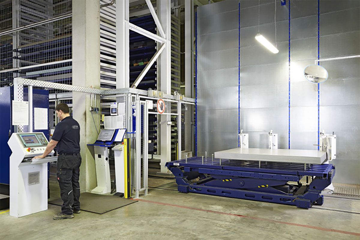 Picture: STOPA COMPACT II, The scissor lift table at the incoming and outgoing goods station is equipped with storage stamps for incoming and outgoing goods and with pluggable stops for a coordinate corner.